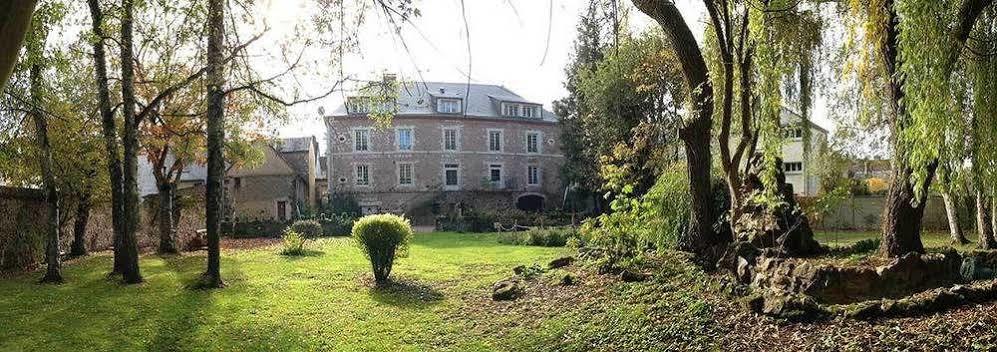Logis - Auberge De L'Abbaye 蒂龙加尔代 外观 照片