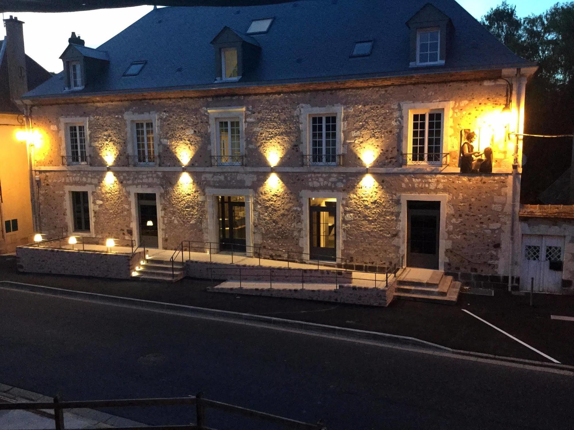 Logis - Auberge De L'Abbaye 蒂龙加尔代 外观 照片